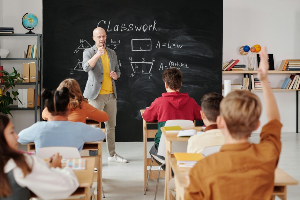Sistemul educațional din România: reformele și impactul asupra elevilor și profesorilor 1 elevi 1