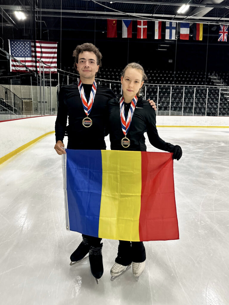 Emilia Monika Ziobrowska si Shiloh Douglas Judd patineaza pentru Romania in fotografie castigatori ai medaliei de aur la 2024 US Challenge Cup