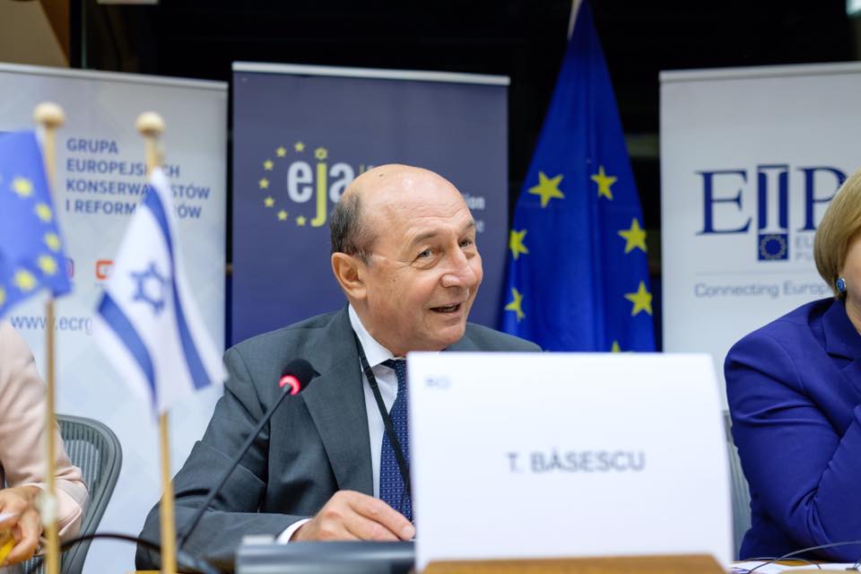 Băsescu ironizează alegerile prezidențiale: „O comedie cu personaje de pe TikTok” 1 basescu 2