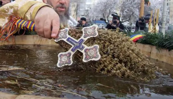 Tradiții și obiceiuri de Bobotează 1 boboteaza 2