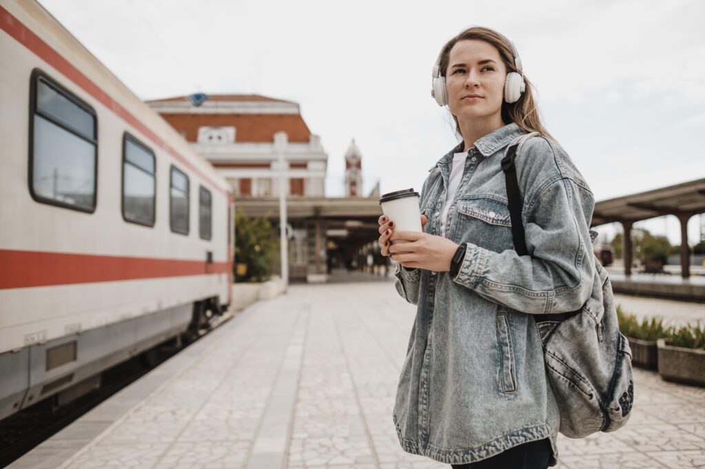 Aproape 1.500 de tineri români vor putea călători gratuit prin Europa cu trenul datorită programului DiscoverEU 1 Aproape 1.500 de tineri români vor putea călători gratuit prin Europa cu trenul datorită programului DiscoverEU