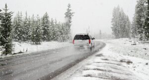 Circulație auto în condiții de iarnă în 10 județe aflate sub cod galben de ninsori