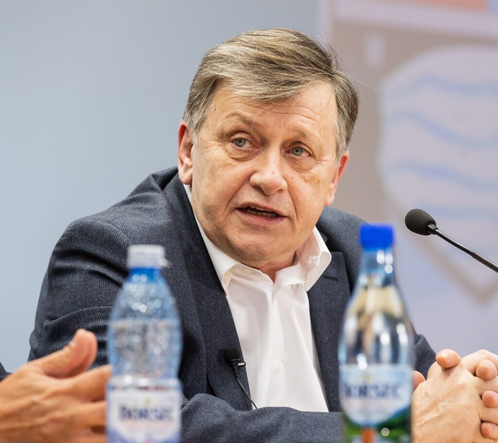 Crin Antonescu, reacție la mesajul lui Elon Musk: "România este deja un stat suveran"