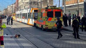 Tragedie în Mannheim: un autoturism a intrat într-o mulțime de oameni, făcând mai multe victime